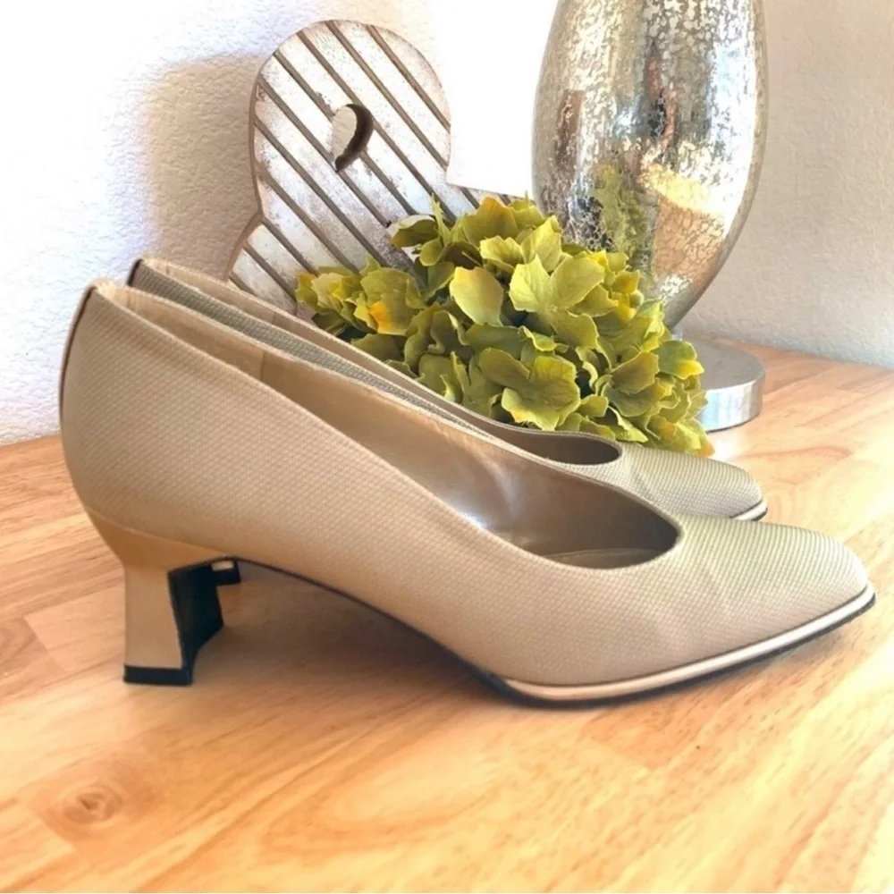 Stuart Weitzman Tan Champagne Gold Classy Cordine Toe Heels Pumps Size 6.5